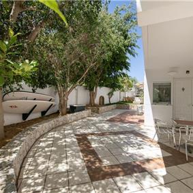 4 bedroom villa with pool close to beach on Akrotiri peninsula, sleeps 8